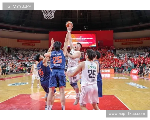 孙明明精彩扣篮点燃全场激情 展现篮球赛场的速度与力量